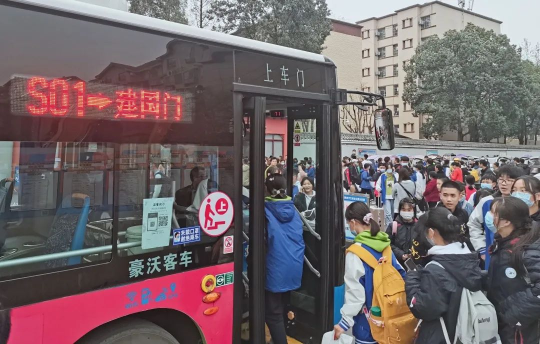 我市首条学生定制公交专线开始试运行