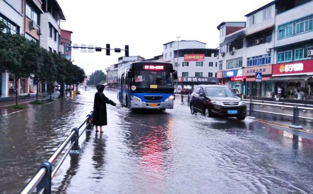 绵阳公交积极应对暴雨天气 全力以赴确保运营安全有序