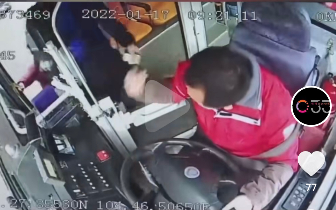 来源：《绵阳1033 》 暖心！男孩突发癫痫 公交车变身“救护车“5分钟抵达医院