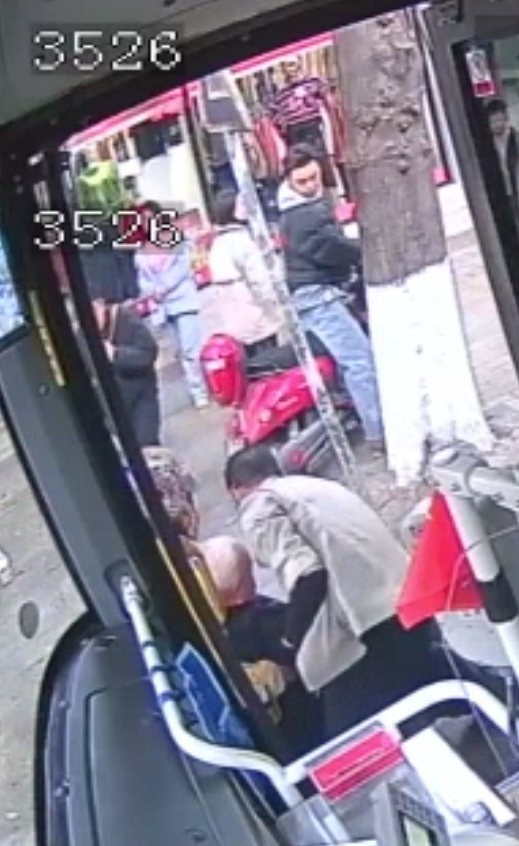 3.58路曾德明遇坐轮椅老人摔倒 及时上前救助.png